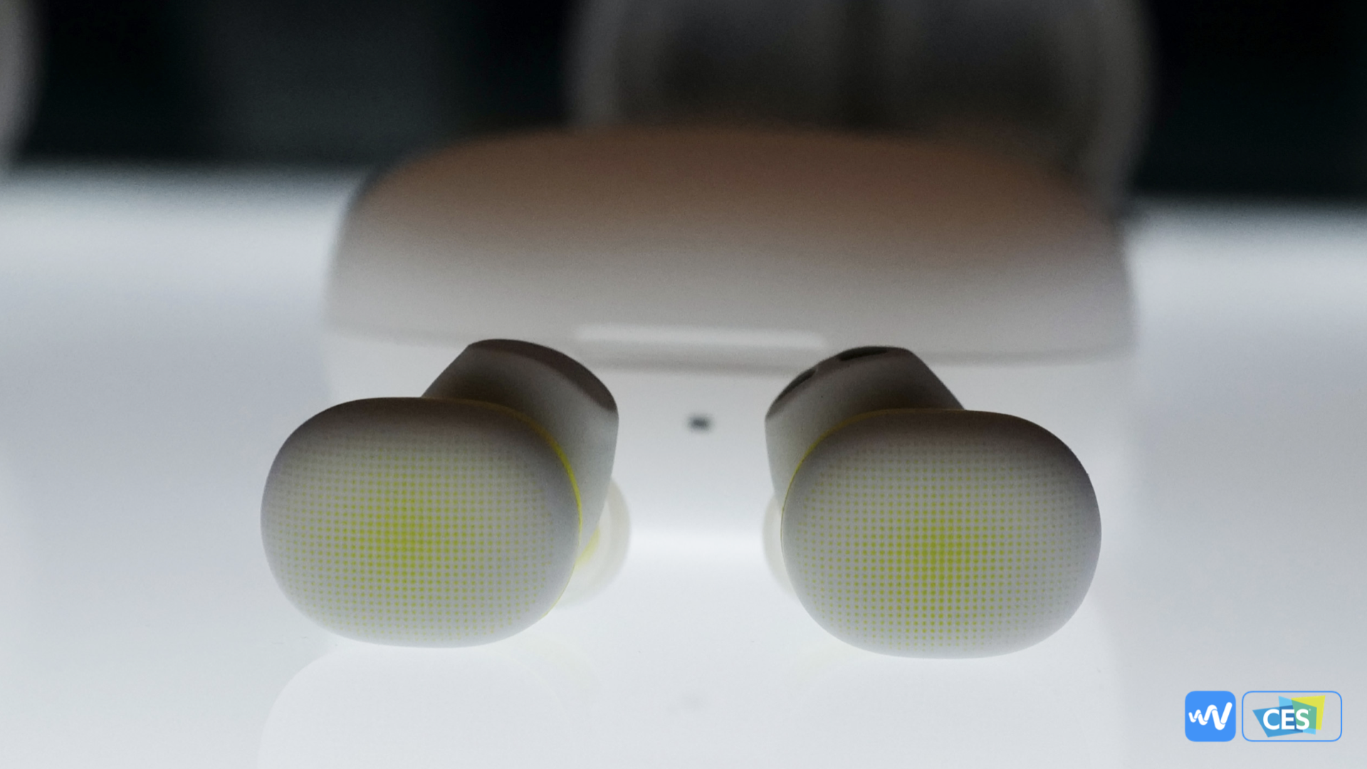 华米六连发心率耳机睡眠耳塞两块智能手表两台健身设备ces2020