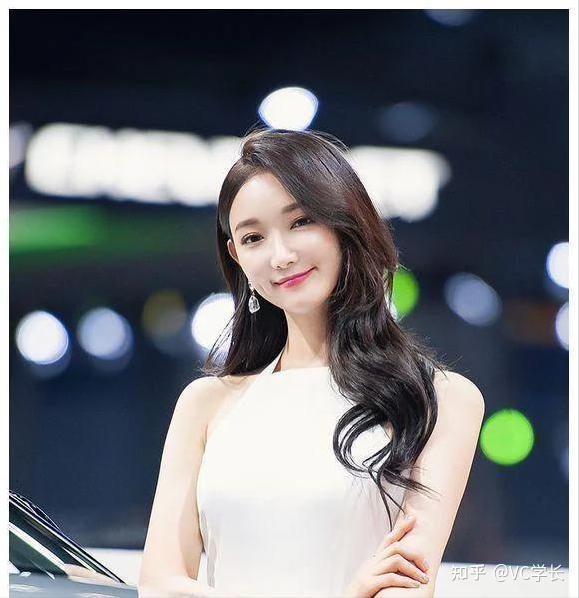 这个车模的微笑能甜到你心里吗!