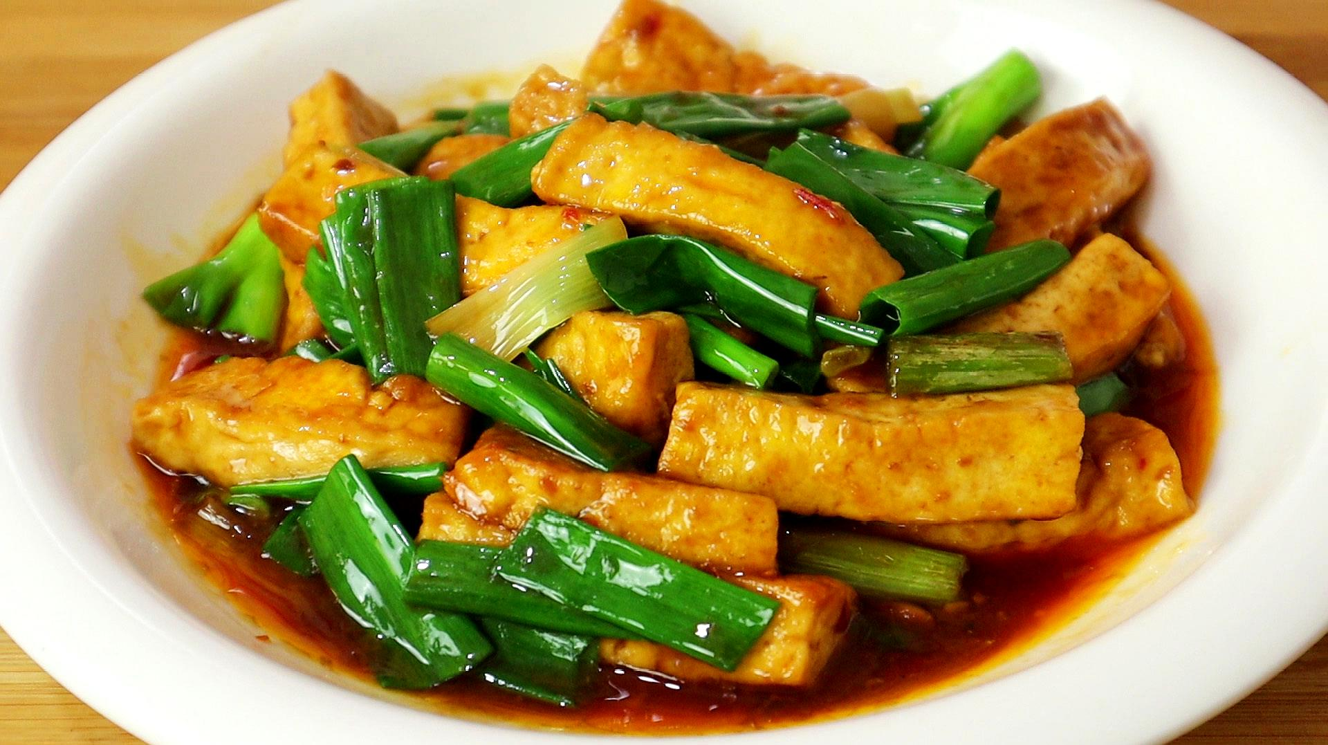 大葱一根,小葱三根,姜3片,老豆腐一块.