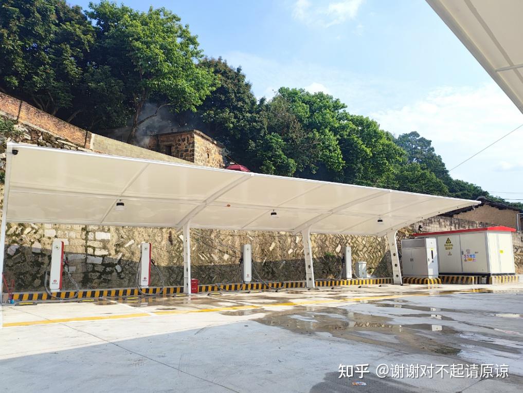 安溪人注意!308省道这个加油站旁藏了个“一秒一公里”的神仙超充站,充电比加油还爽!