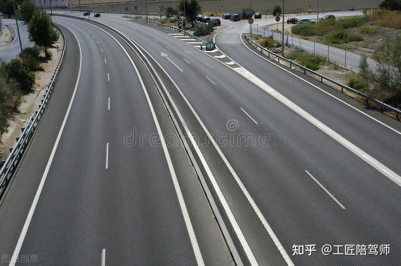 如何準確地掌握車和車車和路肩的距離呢