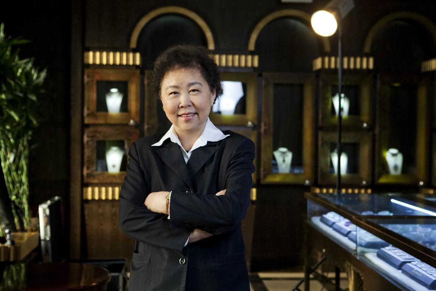 发光的石头,以及,发光的人生 ——记宝瑞通首席鉴定专家朱惠玲