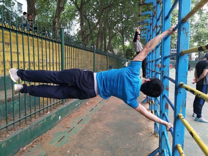 怎么样才可以倒立行走 v2-292c21b4779a5cc965296aa176f5c525_r.jpg