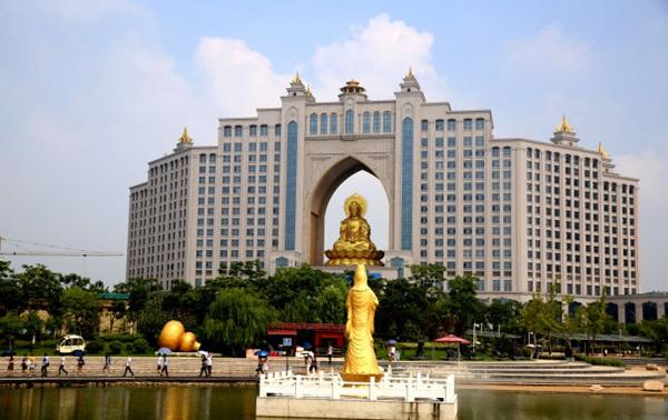 紧挨着南翔路的大丰经济开发区管委会大楼,权健大酒店,权健肿瘤医院