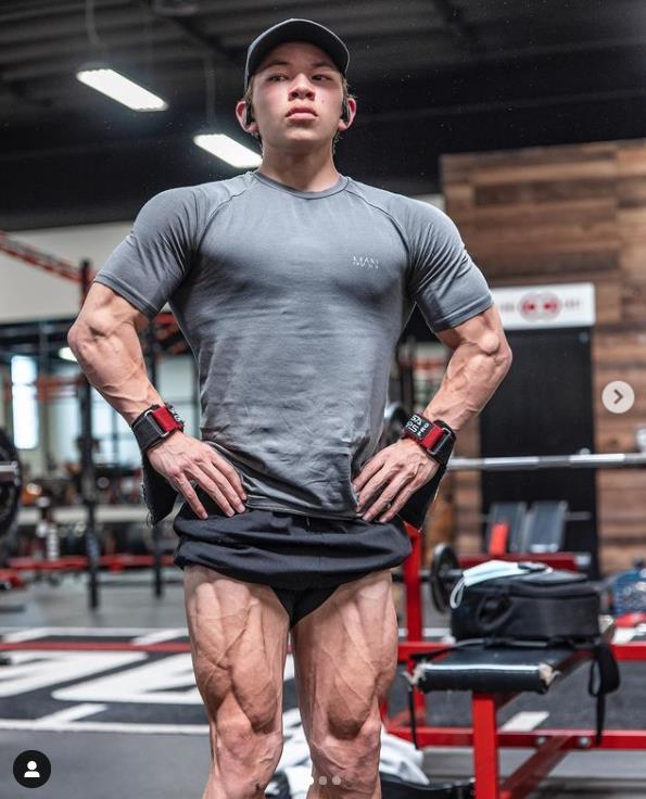 16岁少年迷上健身满身肌肉成大神背阔肌比李小龙牛