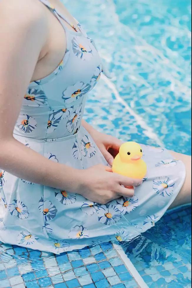 泳池play是一直想要拍的题材,今年刚好遇到个菇凉愿意来当这个"小白鼠