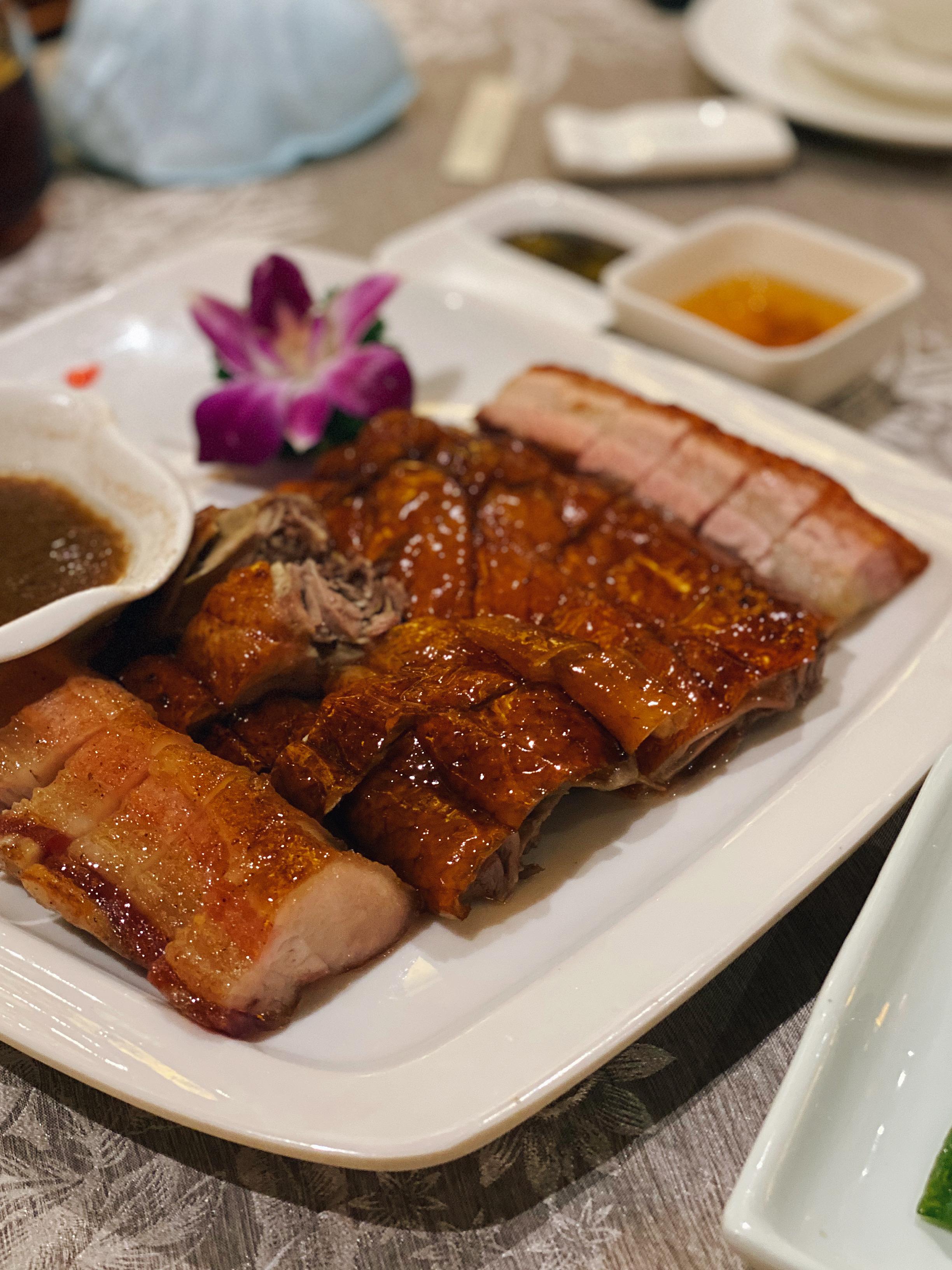 烧腊拼盘里是烧楠 烧鹅 叉烧烧楠和烧鹅都烧出来放置过一段时间了,这