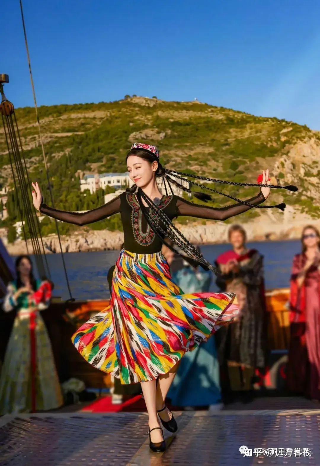 时隔十几年再跳新疆舞,《花少》中的迪丽热巴真是美到发光 - 知乎