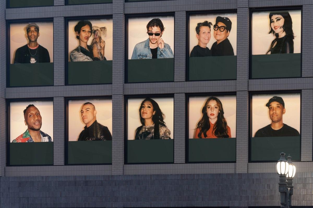 先生们女士们你的脸正挂在窗户上