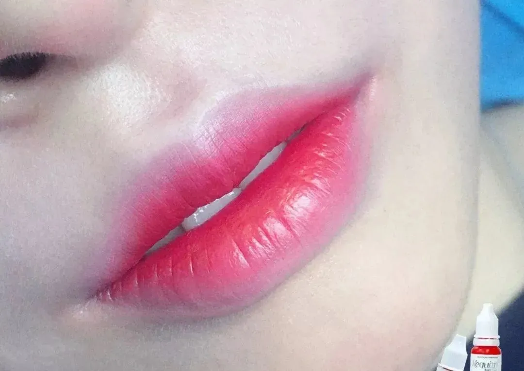 定妆术定定妆部位包括眉毛,鼻侧影,眼线,眼影,卧蚕,唇,人中窝,颌唇窝