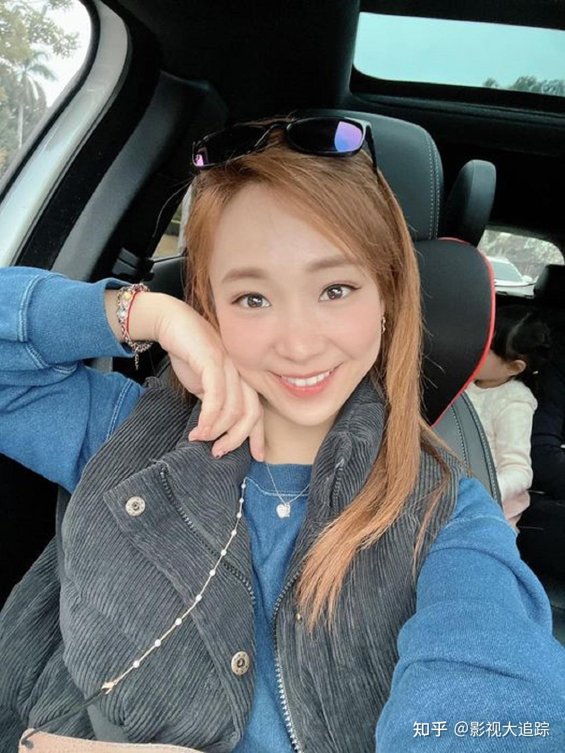 当时好友主播张宇还在脸书上发了吕佳宜身穿婚纱的照片,吸引网友讨论