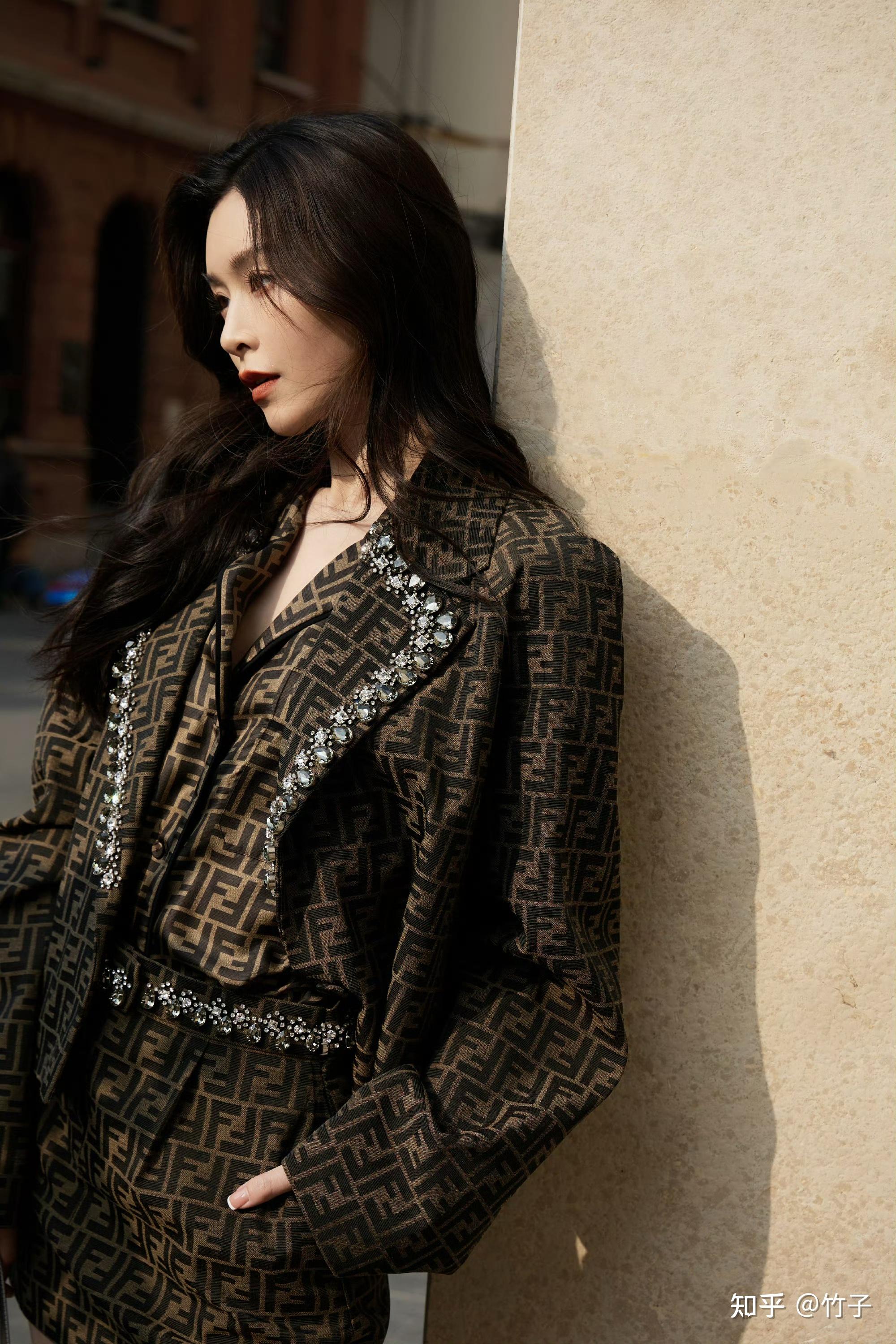 文咏珊最新美照分享,套裙小靴子时尚又魅力十足,文咏珊好美啊! - 知乎