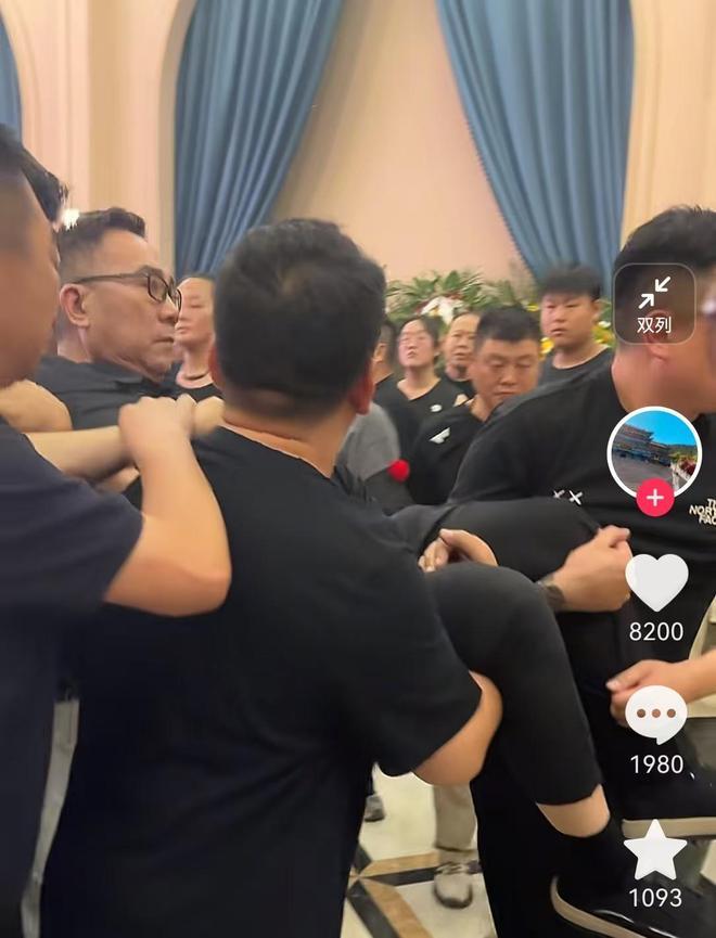 杨议俩“媳妇”都来参加葬礼,杨议被几个大汉抬走,告别仪式曝光 - 知乎