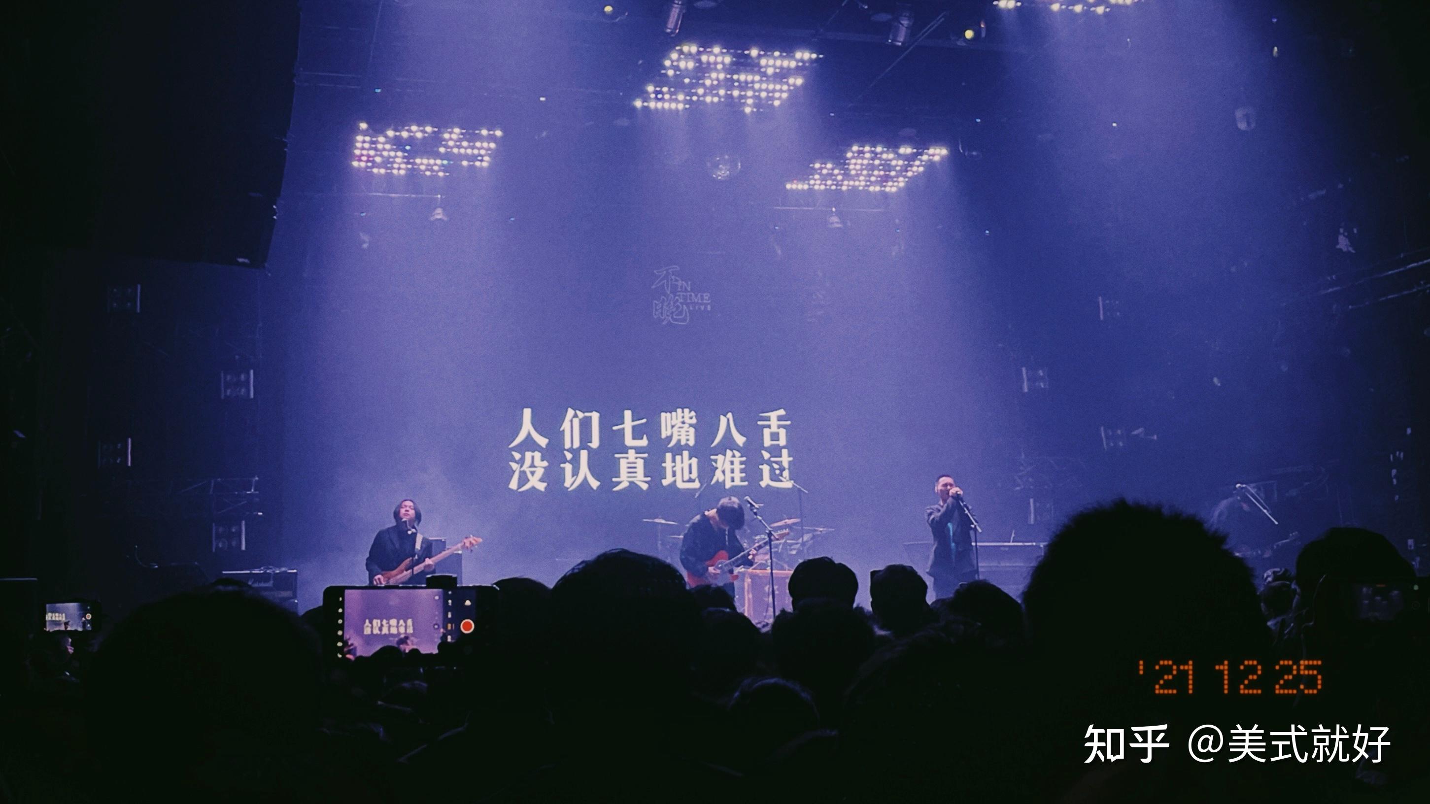 有哪些适合用作朋友圈背景图的live歌词照?