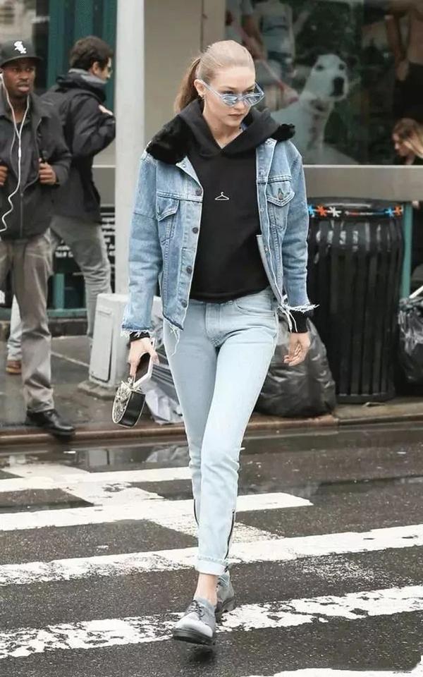 浅蓝色牛仔外套陪黑色连帽卫衣怎样,有图更好了.