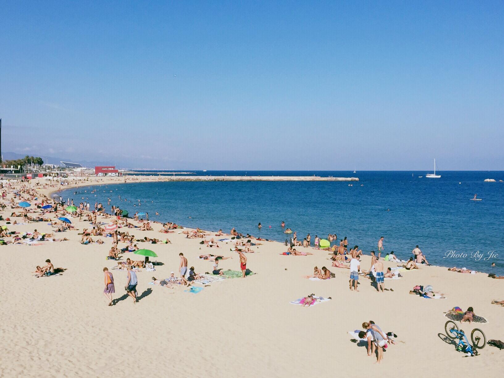 我十分积极地询问了巴塞罗那最好的海滩在哪里