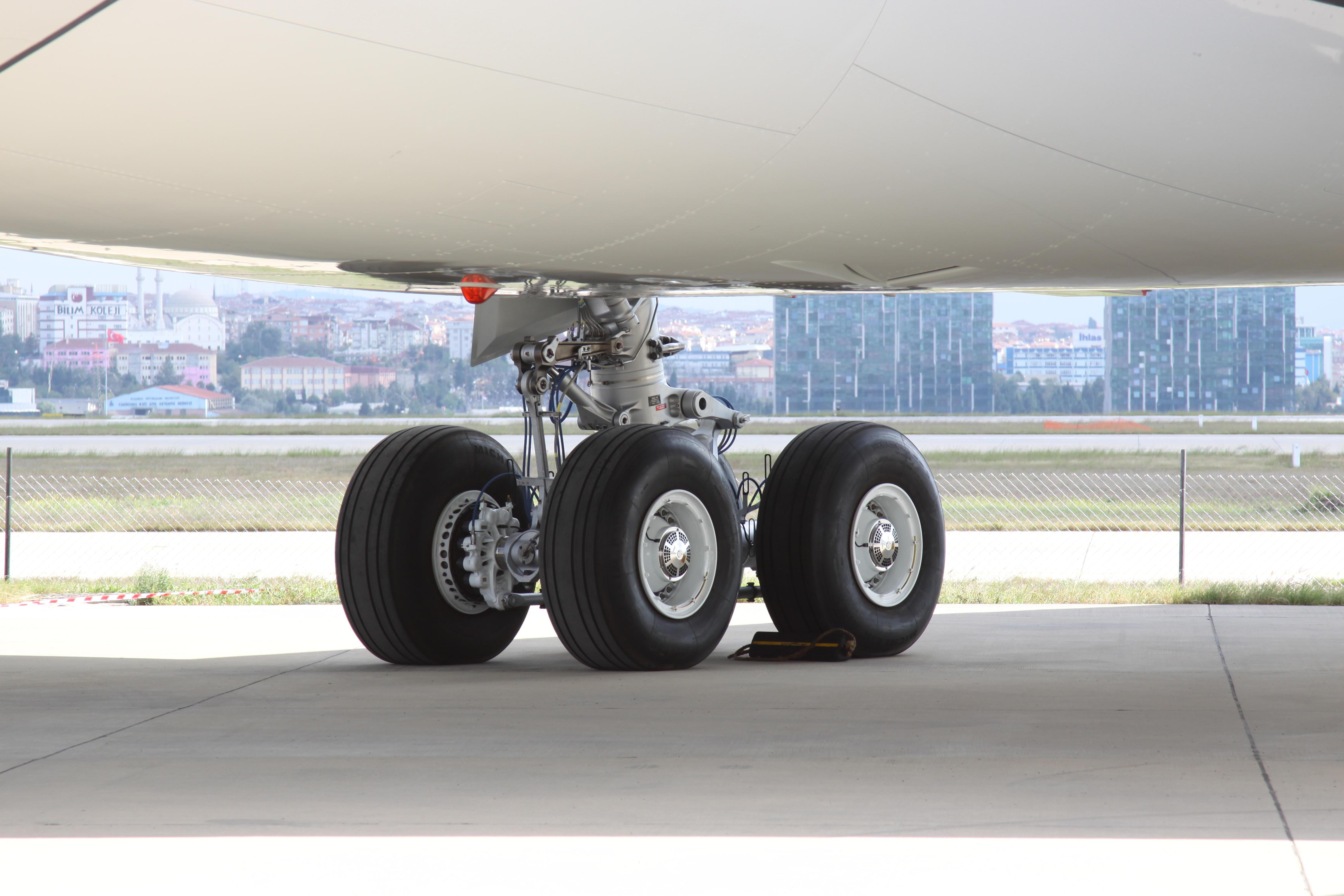 为什么汽车轮胎充空气就行,而飞机轮胎要充氮气?有什么好处?
