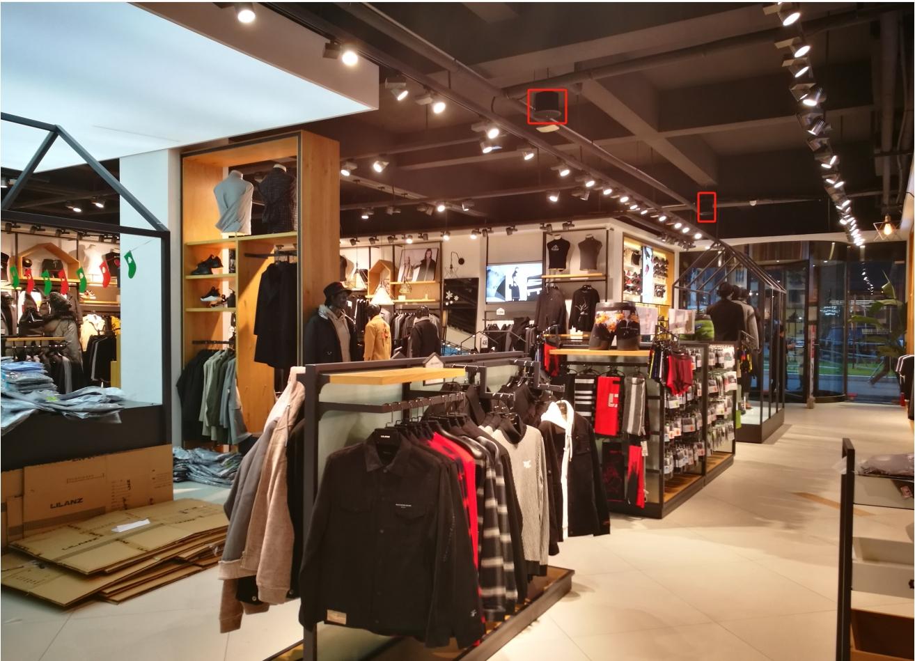 大型服装店简约白色的吸顶音箱餐饮品牌的线下店铺通常会营造一种清新