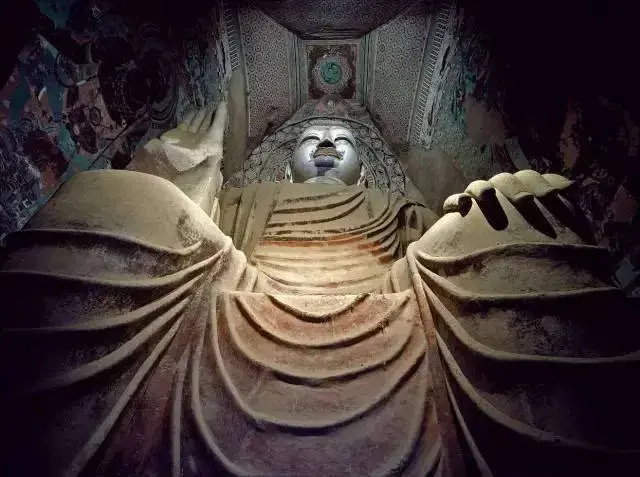 (南大像)与窟内景【640x389】敦煌莫高窟第130窟里,最著名的大佛塑像