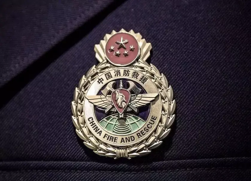今天起国家综合性消防救援队伍统一换着新制服最美火焰蓝