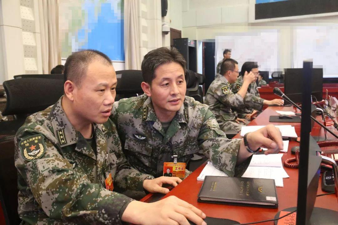 北部战区陆军参训人员认真研讨.