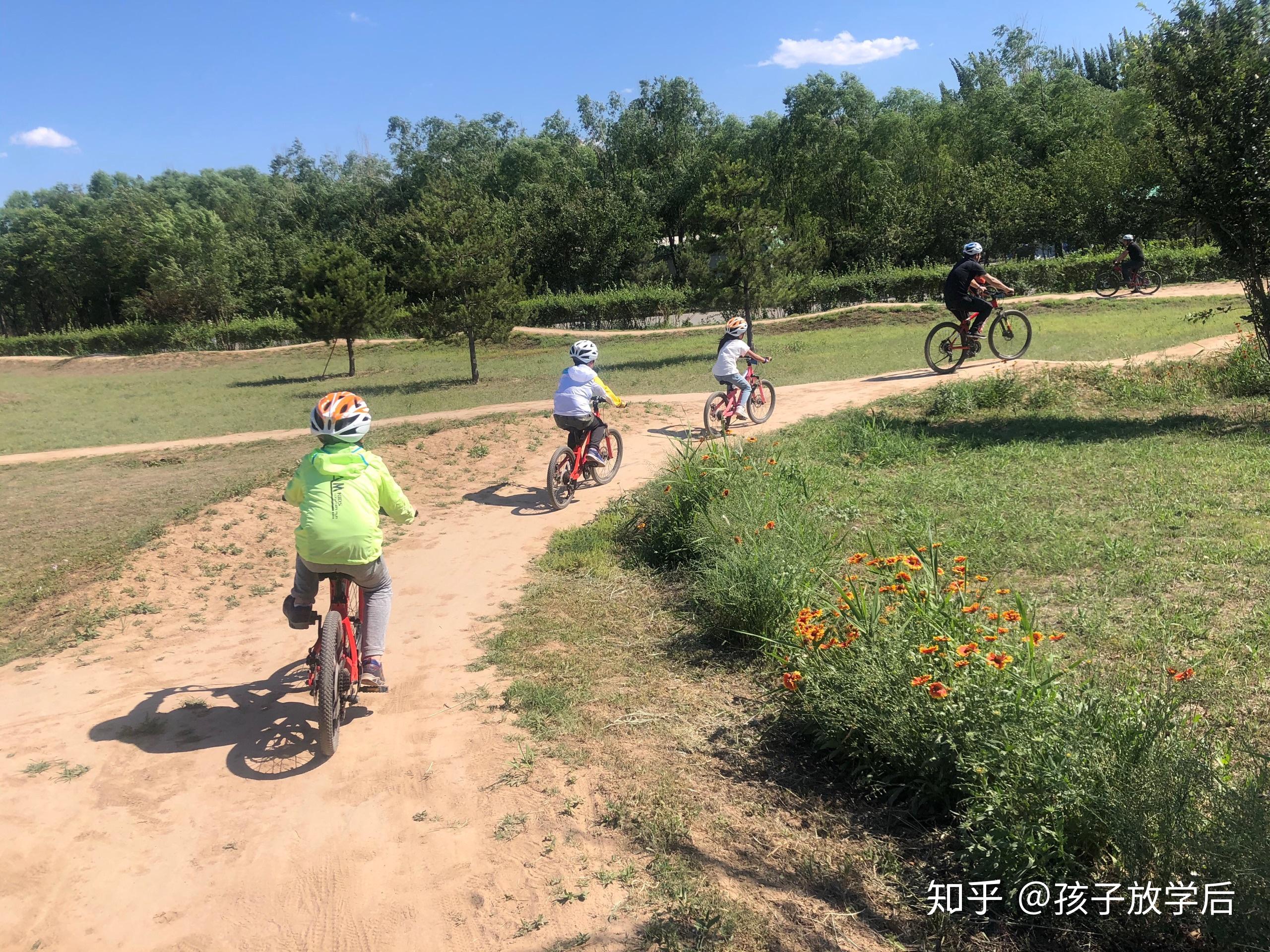 開車一小時左右,北京野生動物園再向南不遠,就是興安溝自行車公園