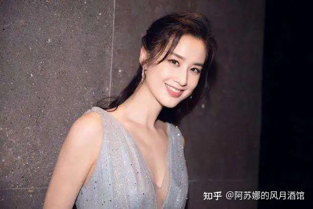 黄圣依是一个偏财女,食神引渡财,也代表她本身早年桃花多,对于感情