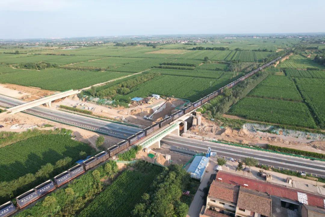 填补国内空白京昆高速蒲涝段项目完成下穿西延铁路顶推施工