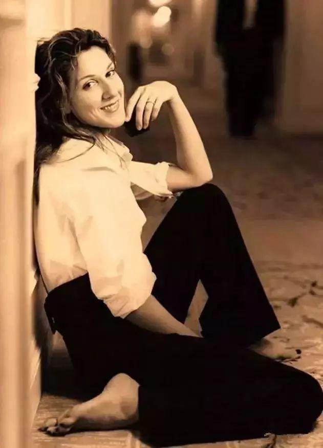 席琳·迪翁突然现身赌城看冰球,粉丝激动合照!