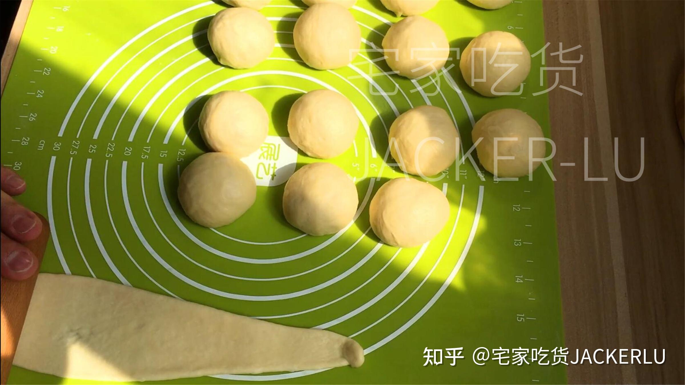 波兰种小餐包,松软拉丝,奶香味十足,配杯热牛奶,暖心又暖胃.