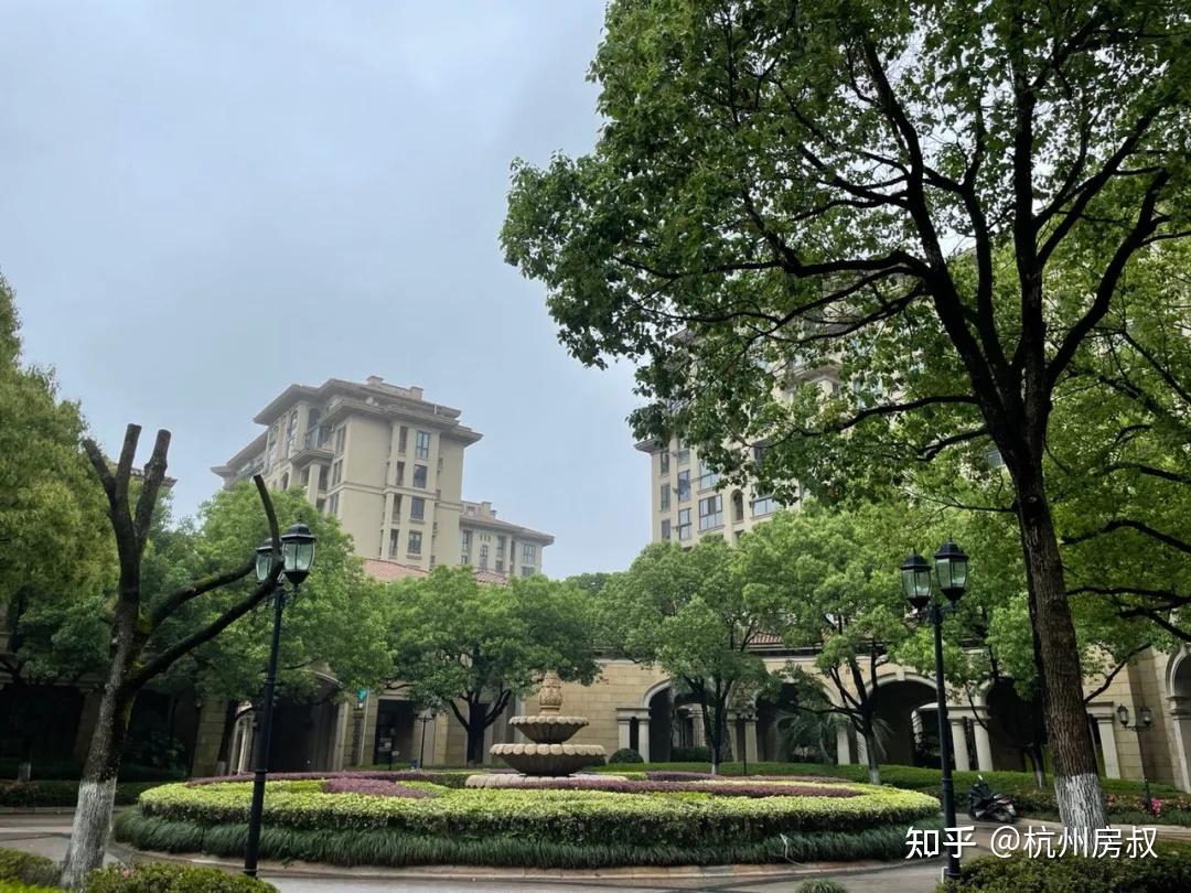 绿城蓝庭实景这也给我们很强的启示,一个楼盘的市场表现一定是综合
