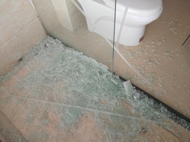 酒店浴室玻璃门突然爆裂预防悲剧发生的方法你知道哪些
