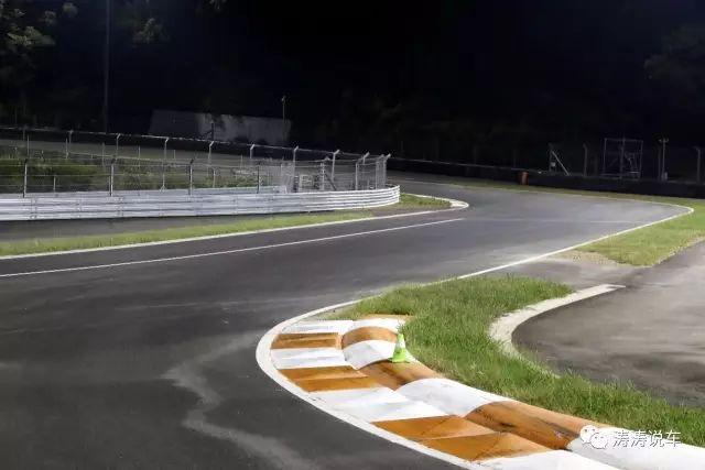 由于一号弯的半径较大弯道较长,所以在这个弯道中会有两个弯心,经验不