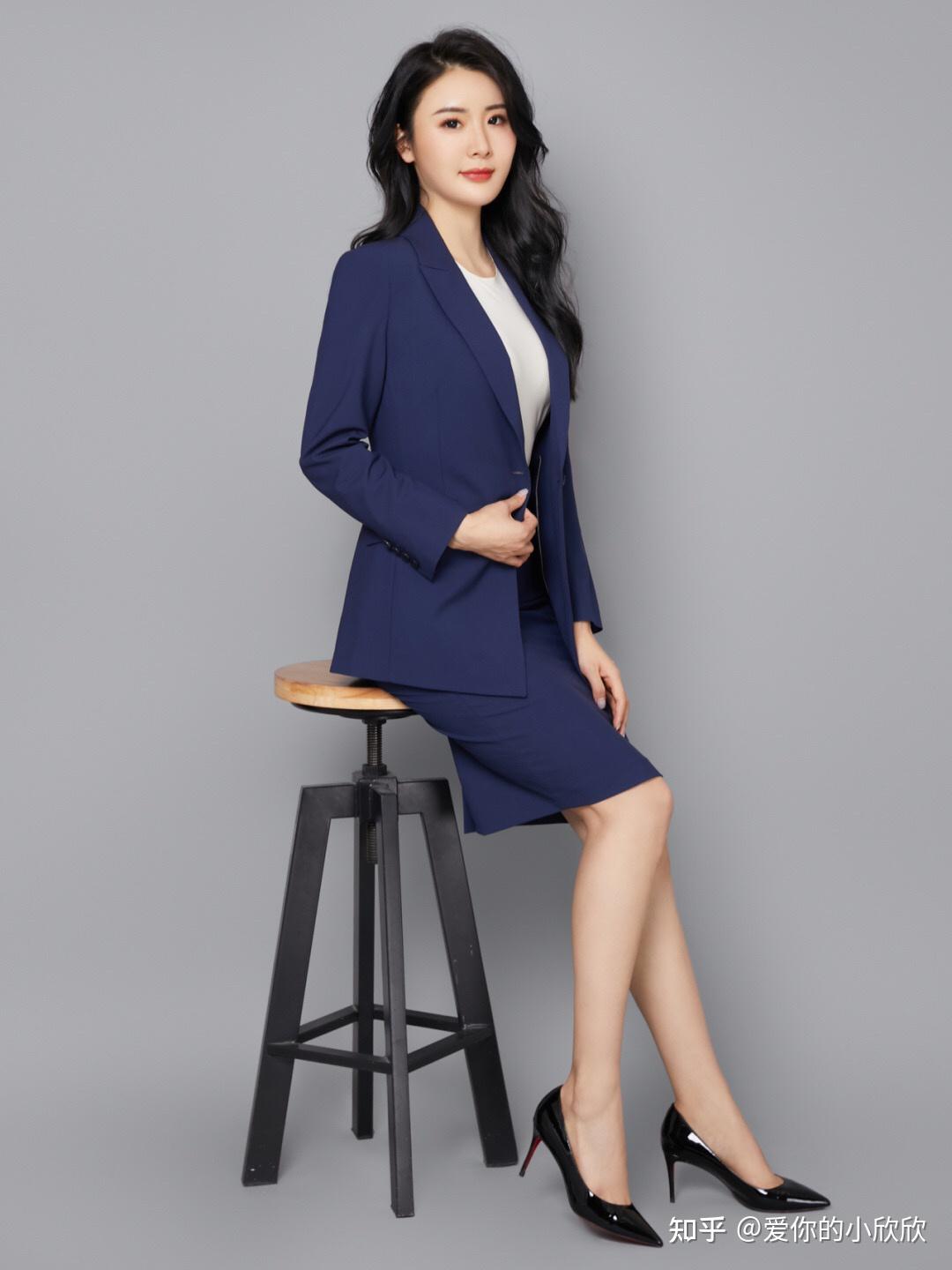 公司领导要求所有女员工穿丝袜上班应该给员工统一配发丝袜吗