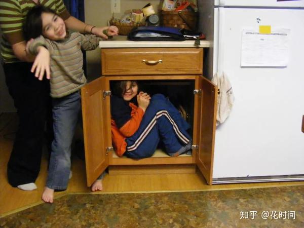 类相对设施比较完善,老师也会限定场所,并给予看护的地方,玩捉迷藏是