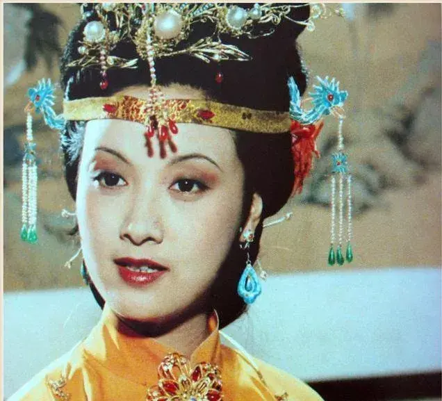 最终有了王熙凤的柳叶眉,丹凤眼↓↓↓考虑到这点,杨老师团队就"把