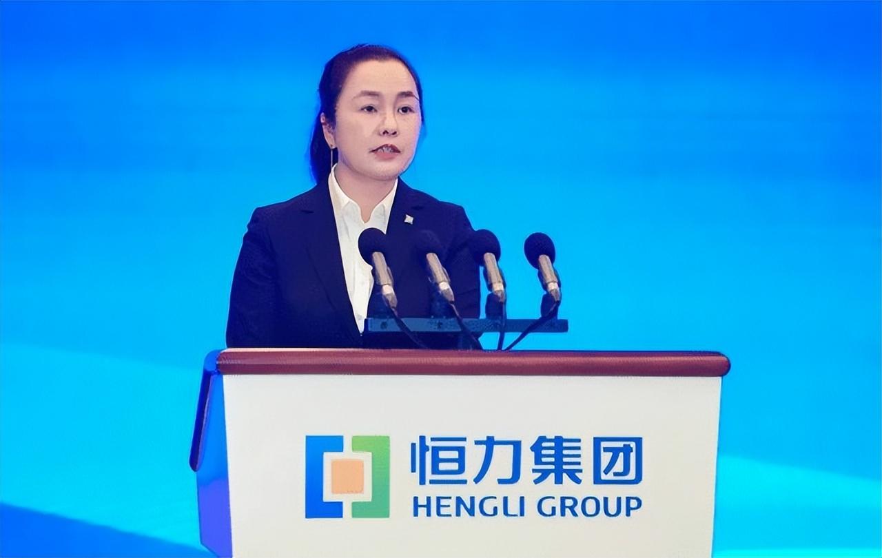 【恒力石化董事长范红卫成新晋中国女首富】8月30日,福布斯实时富豪榜