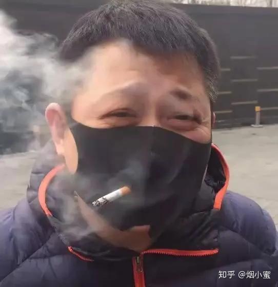 在如今这样的特殊时期,戴口罩和吸烟成了互不兼容的选择,而"聚众吸烟"