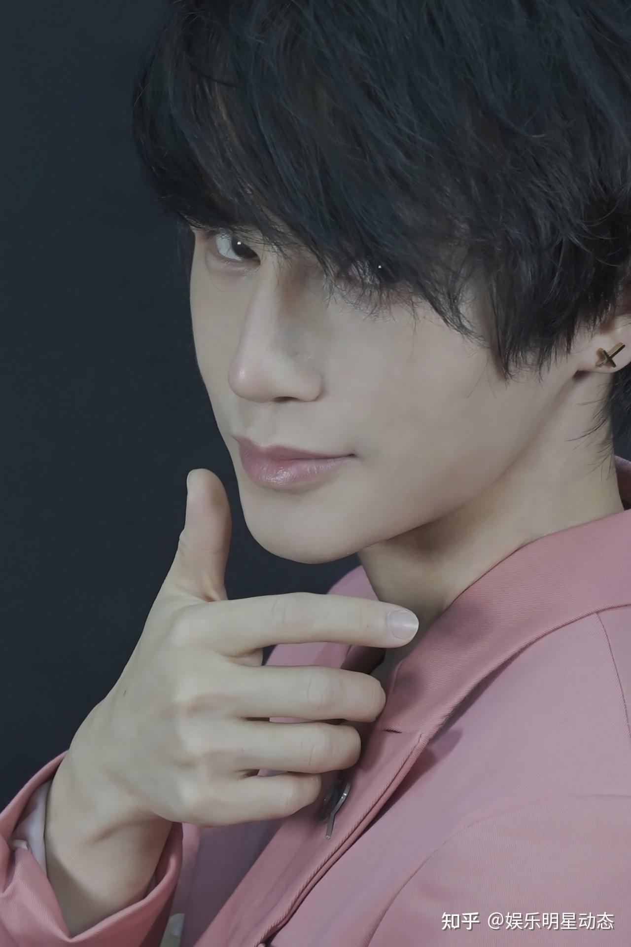 陈奕天内搭白色衣服,外面一套粉红色的西装衬托得格外有活力,帅气的