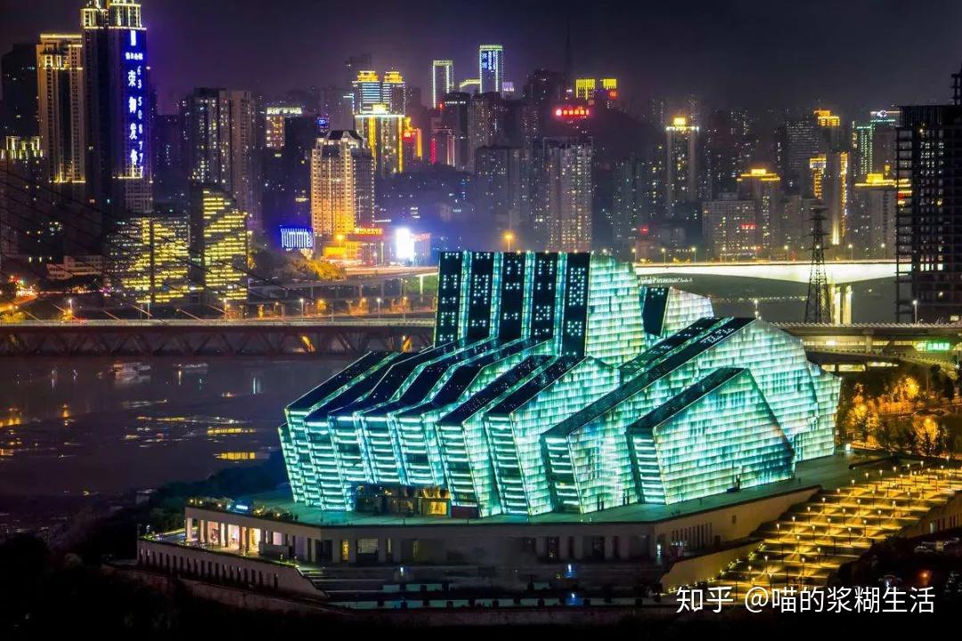 重庆大剧院外形酷似玻璃时空船,寓意从过去驶向未来