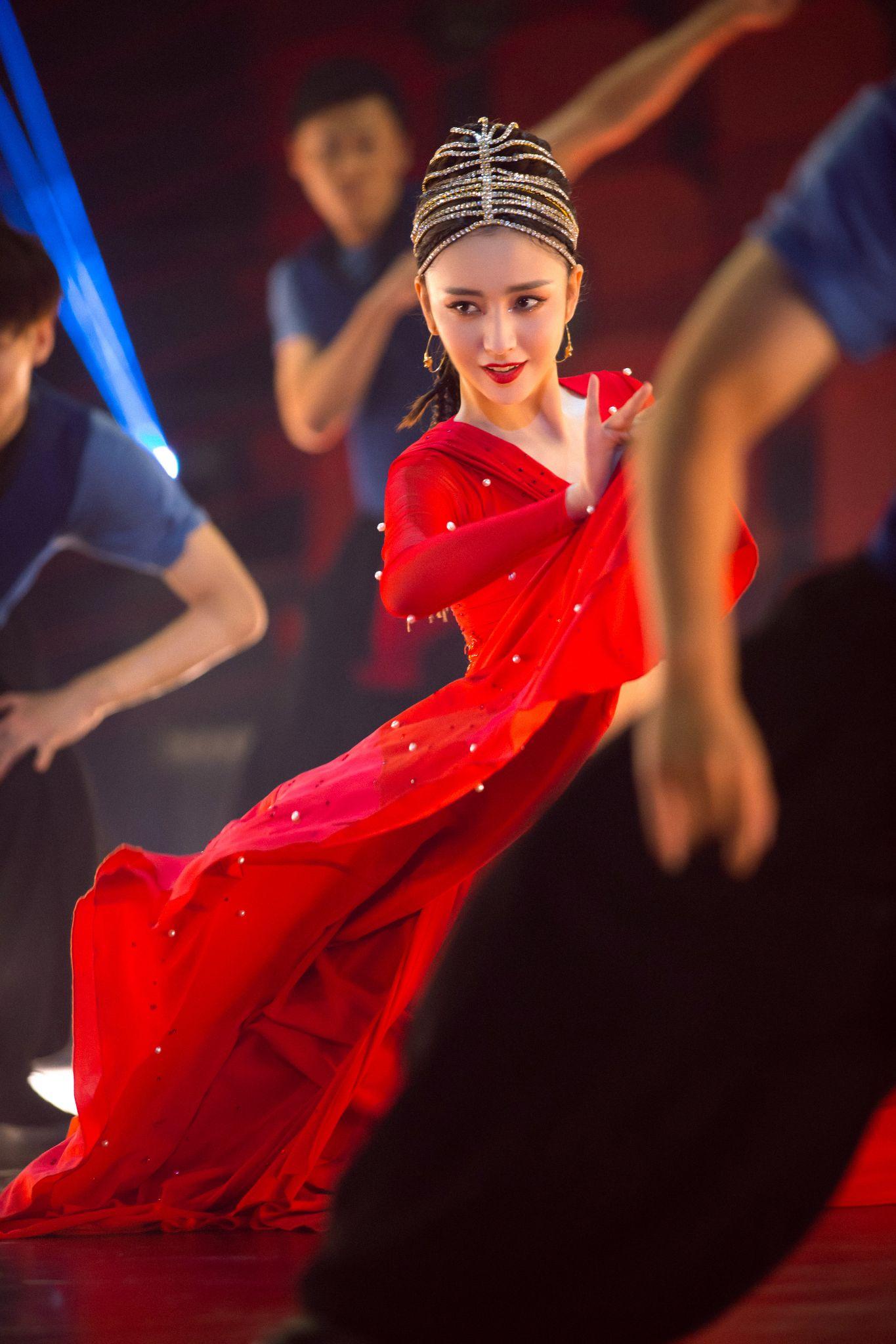 如何评价佟丽娅在综艺舞蹈生中的表现