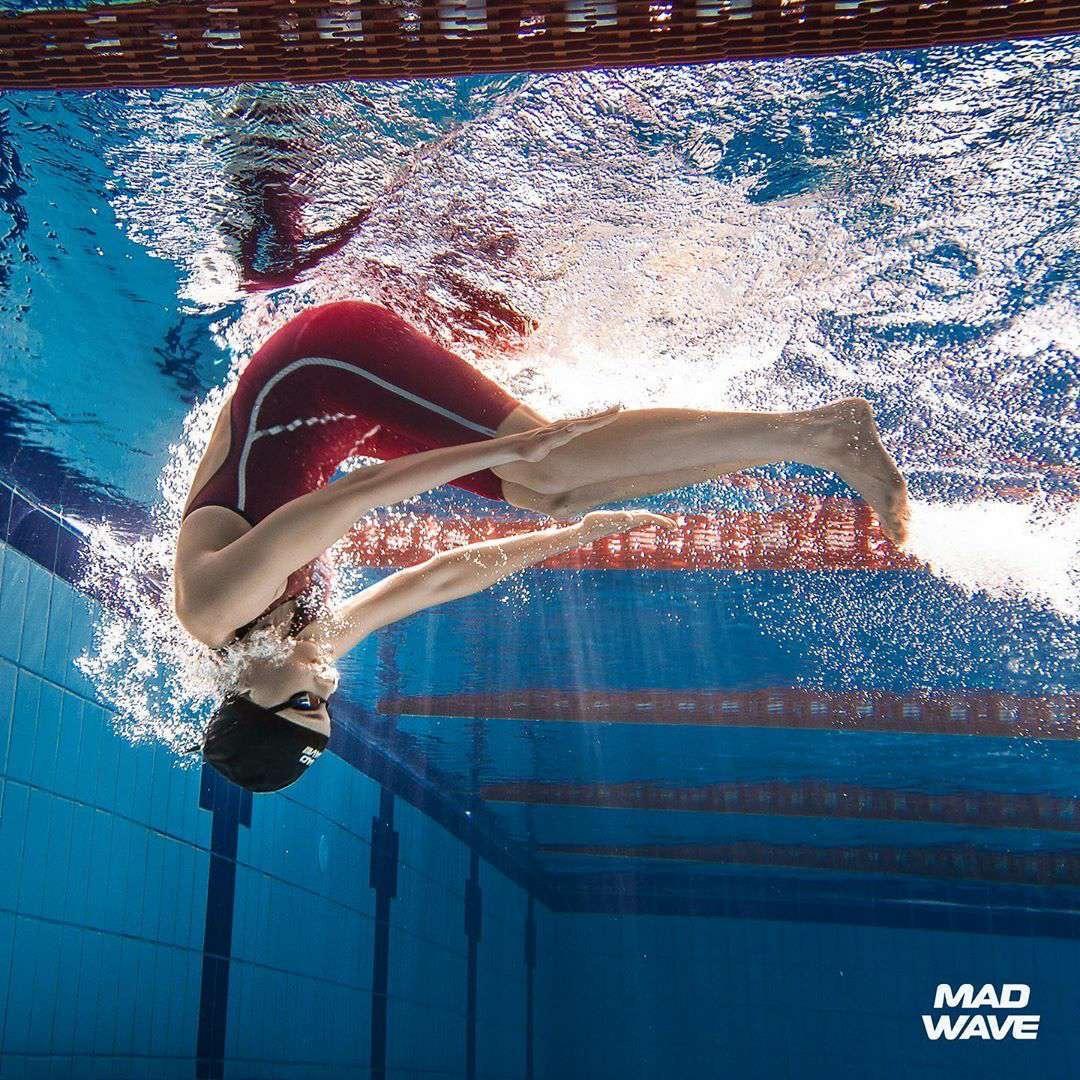 游泳「滚翻转身」翻不过去还呛水?流畅水中空翻的练习步骤与重点