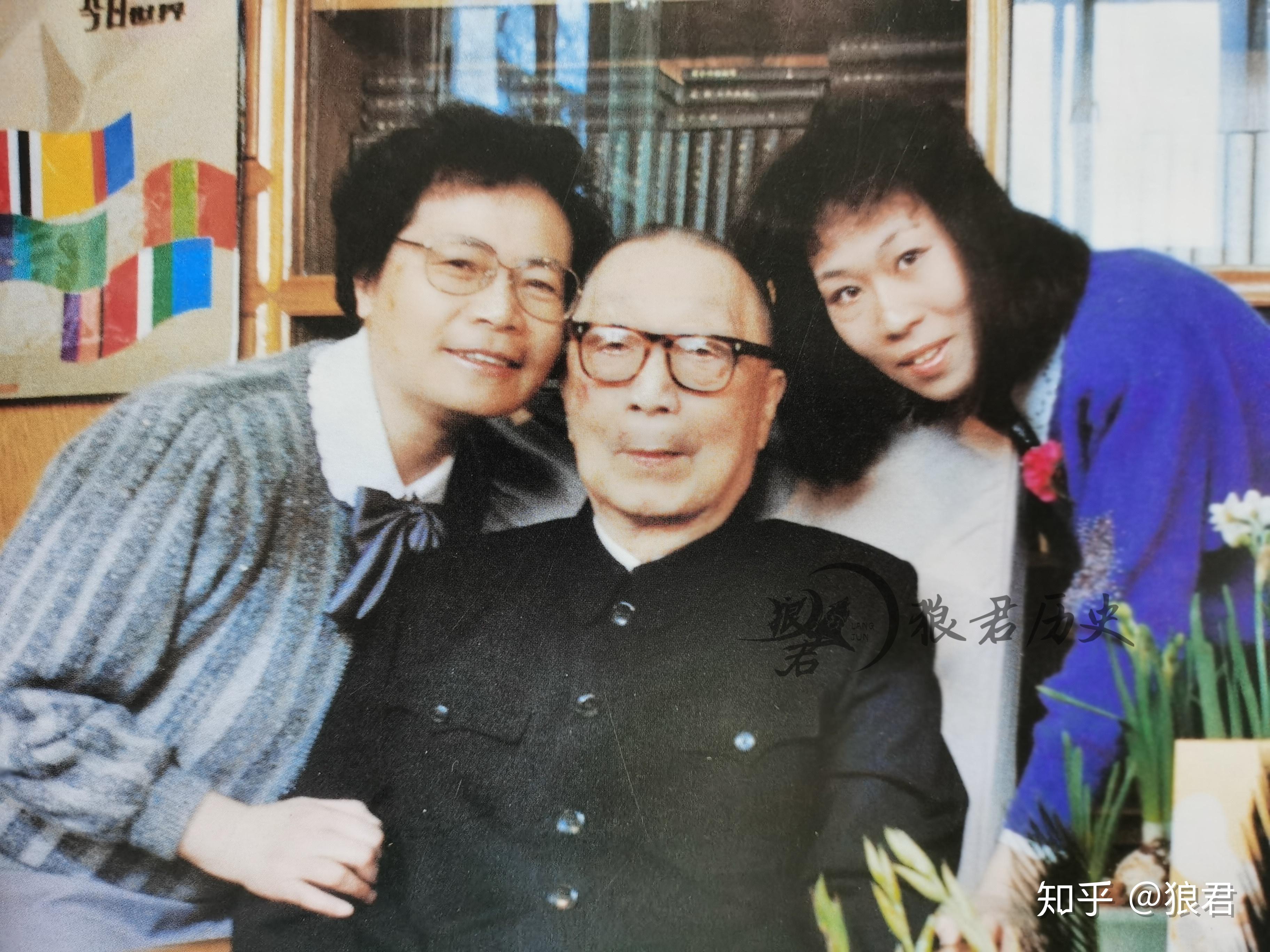 上附照片为聂帅与妻子张瑞华,女儿聂力的合影.