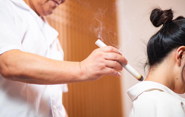 看完后对照一下,提升艾灸效果 艾灸出汗是一种正常反应,艾灸出汗可以