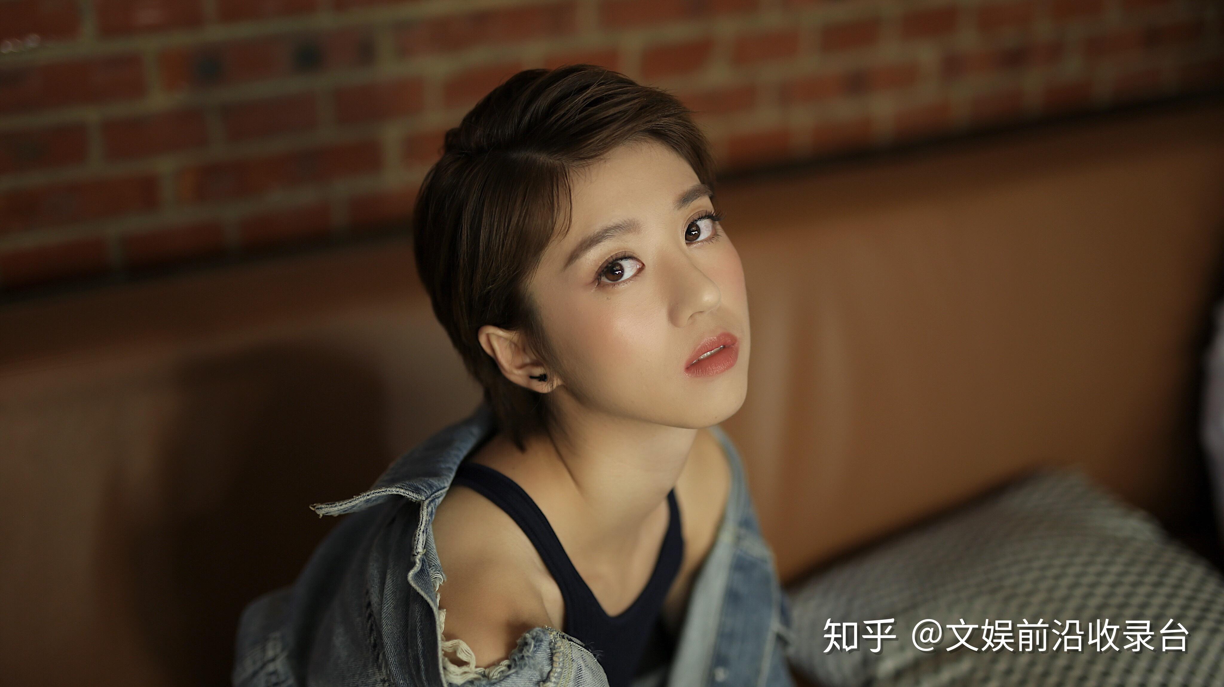 片中,李凯馨身着蓝色oversize牛仔外套,精致五官搭配利落短发尽显文艺