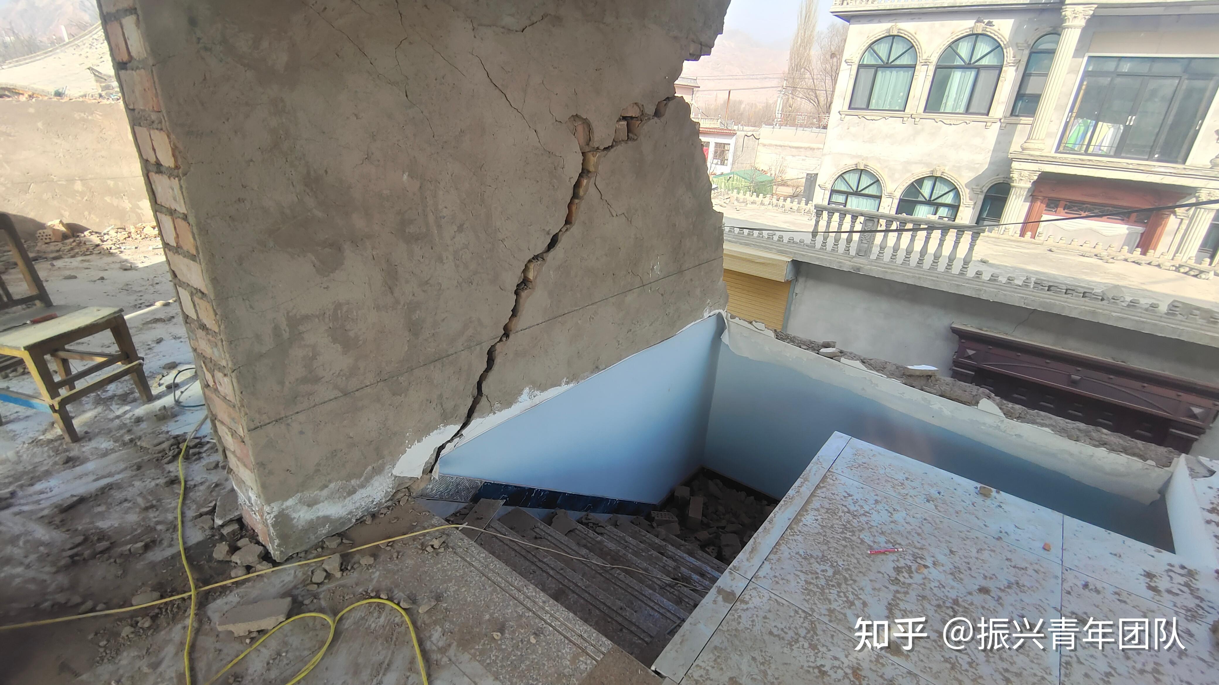 走进积石山关注大河家镇乡村灾后整体拆危排危工作进展