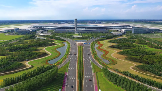 机场航站区景观实景图(版权:直译建筑摄影)另一个项目是成都东安湖