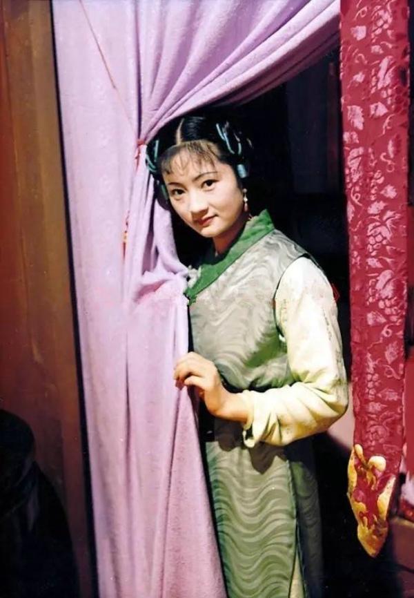 红楼梦赏析在玫瑰露事件里王熙凤为何要对贾探春让步