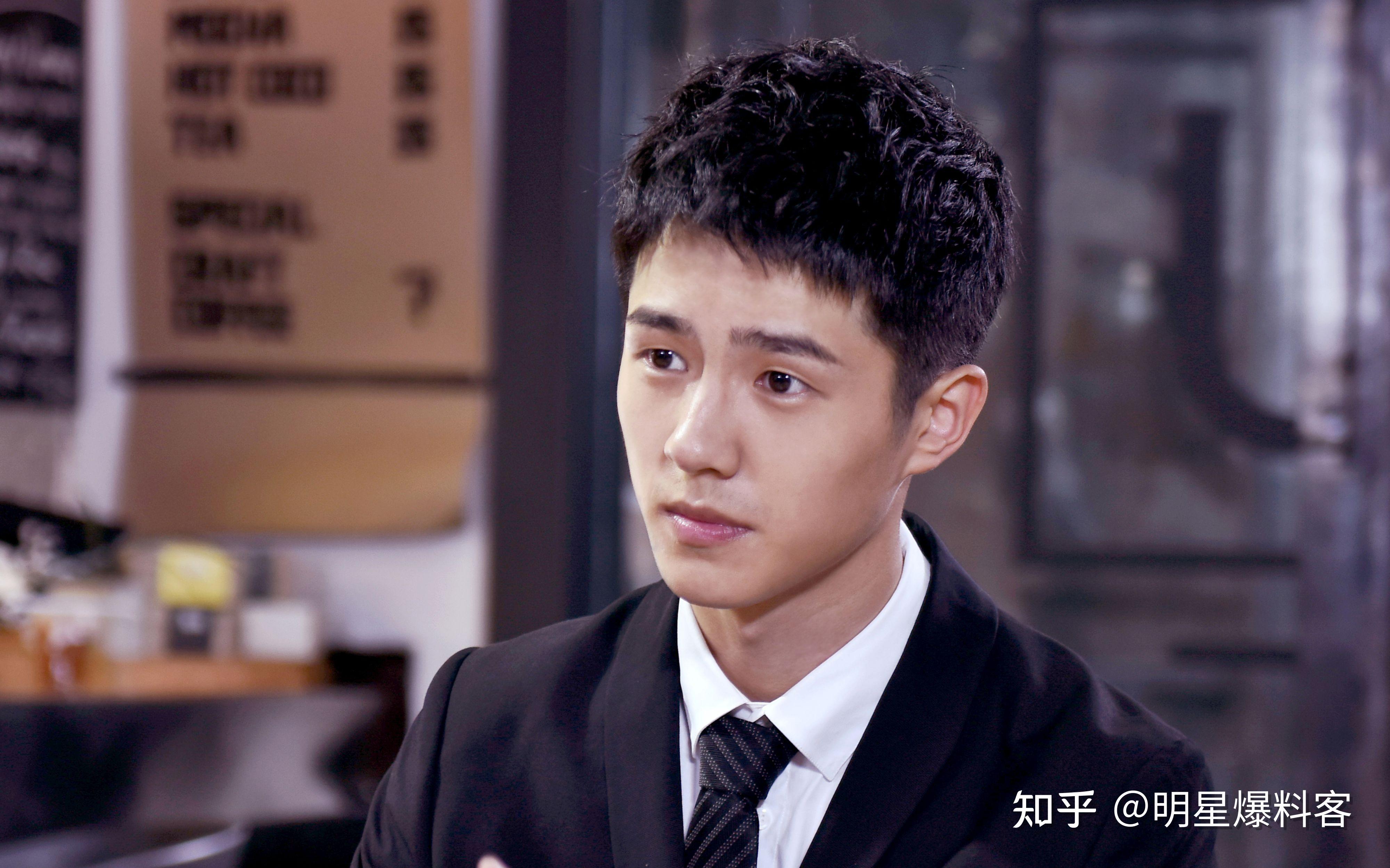 2,刘昊然易烊千玺快拿到各大奖的提名大满贯了,他的奖运又好又不好,好