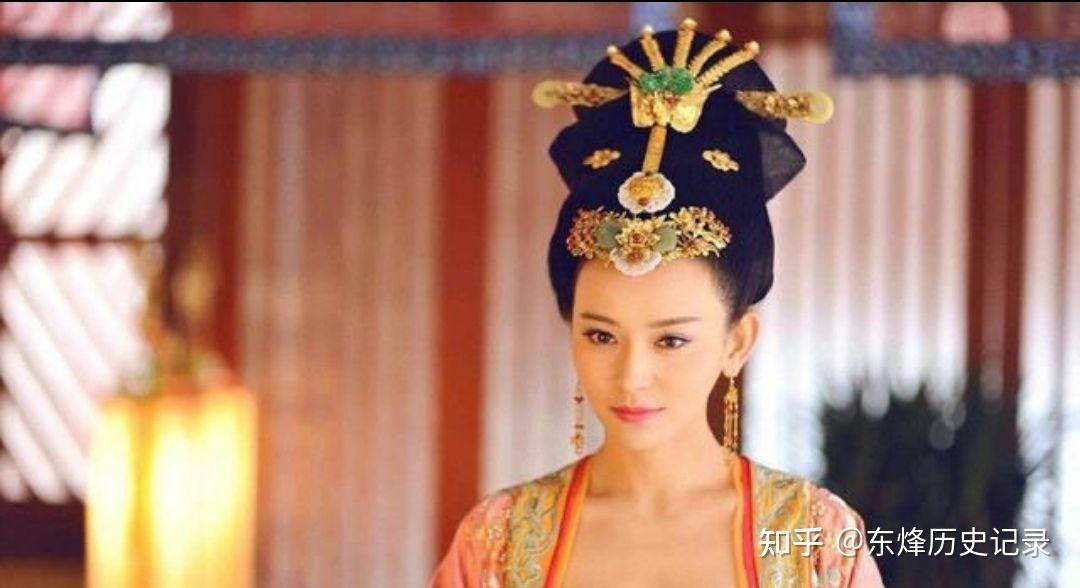 贵族杨家有一女国色天香而且面相贵不可言后来果然被封皇后